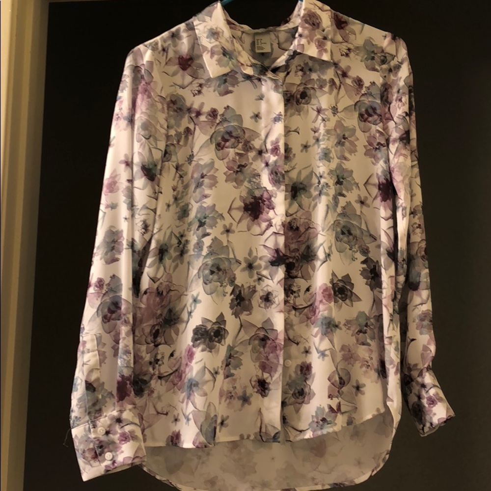 Abstract button down blouse 👚 - Picture 3 of 3